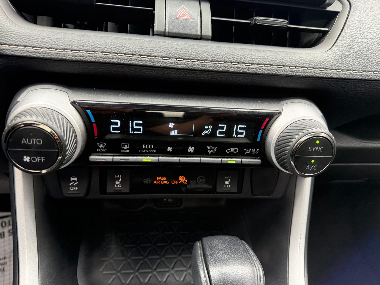 2025 Toyota RAV4 Hybrid XLE AWD, ONE OWNER, ACCIDENT FREE Photo