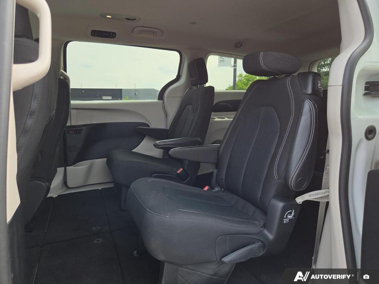 2023 Chrysler Grand Caravan SXT Apple CarPlay & Android Auto • Third-Row Seati Photo