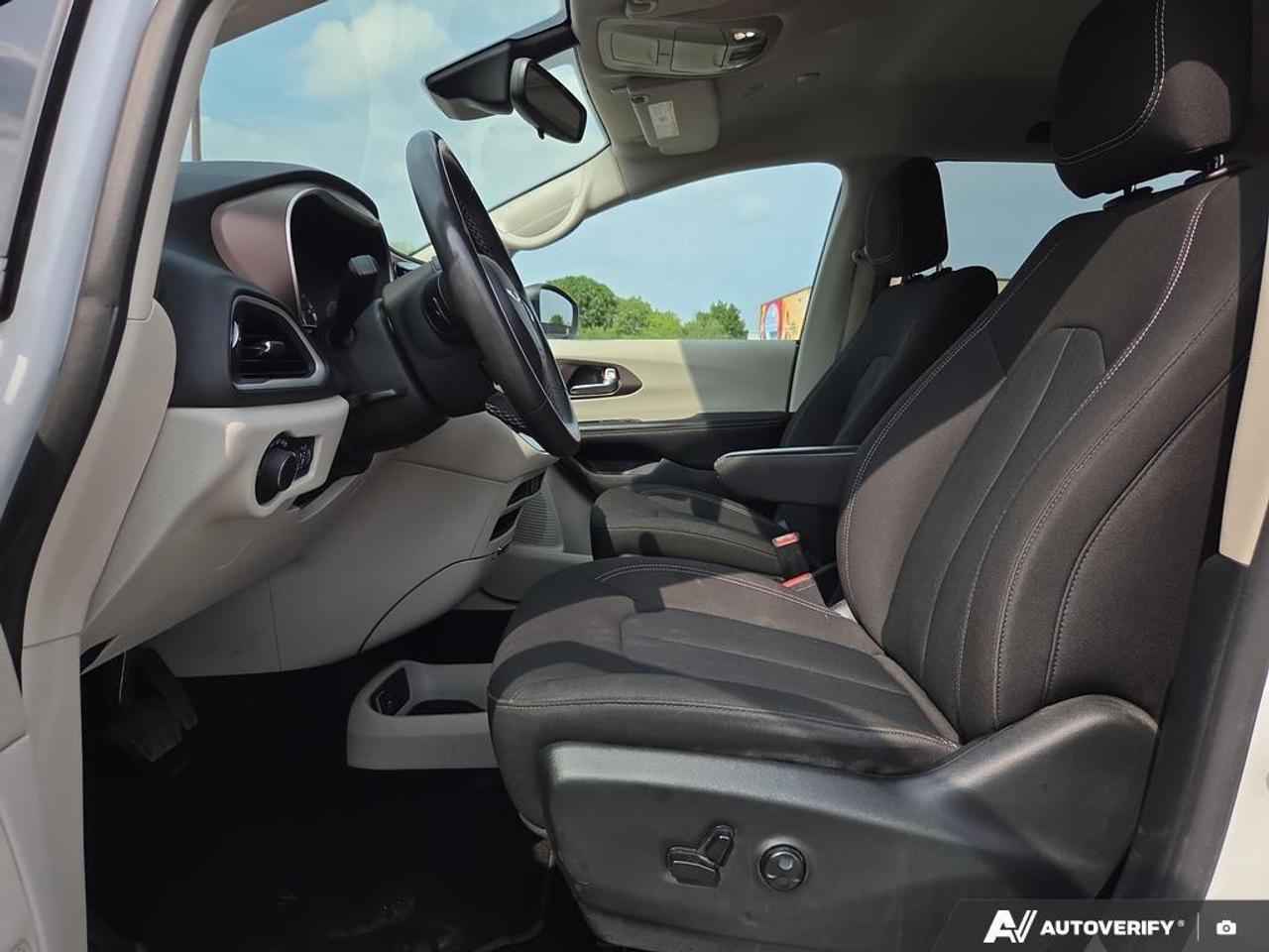 2023 Chrysler Grand Caravan SXT Apple CarPlay & Android Auto • Third-Row Seati Photo