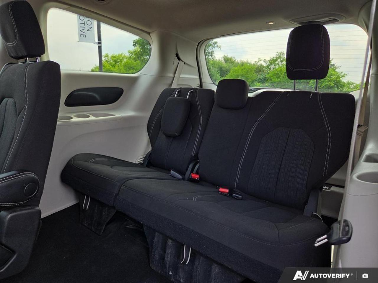 2023 Chrysler Grand Caravan SXT Apple CarPlay & Android Auto • Third-Row Seati Photo