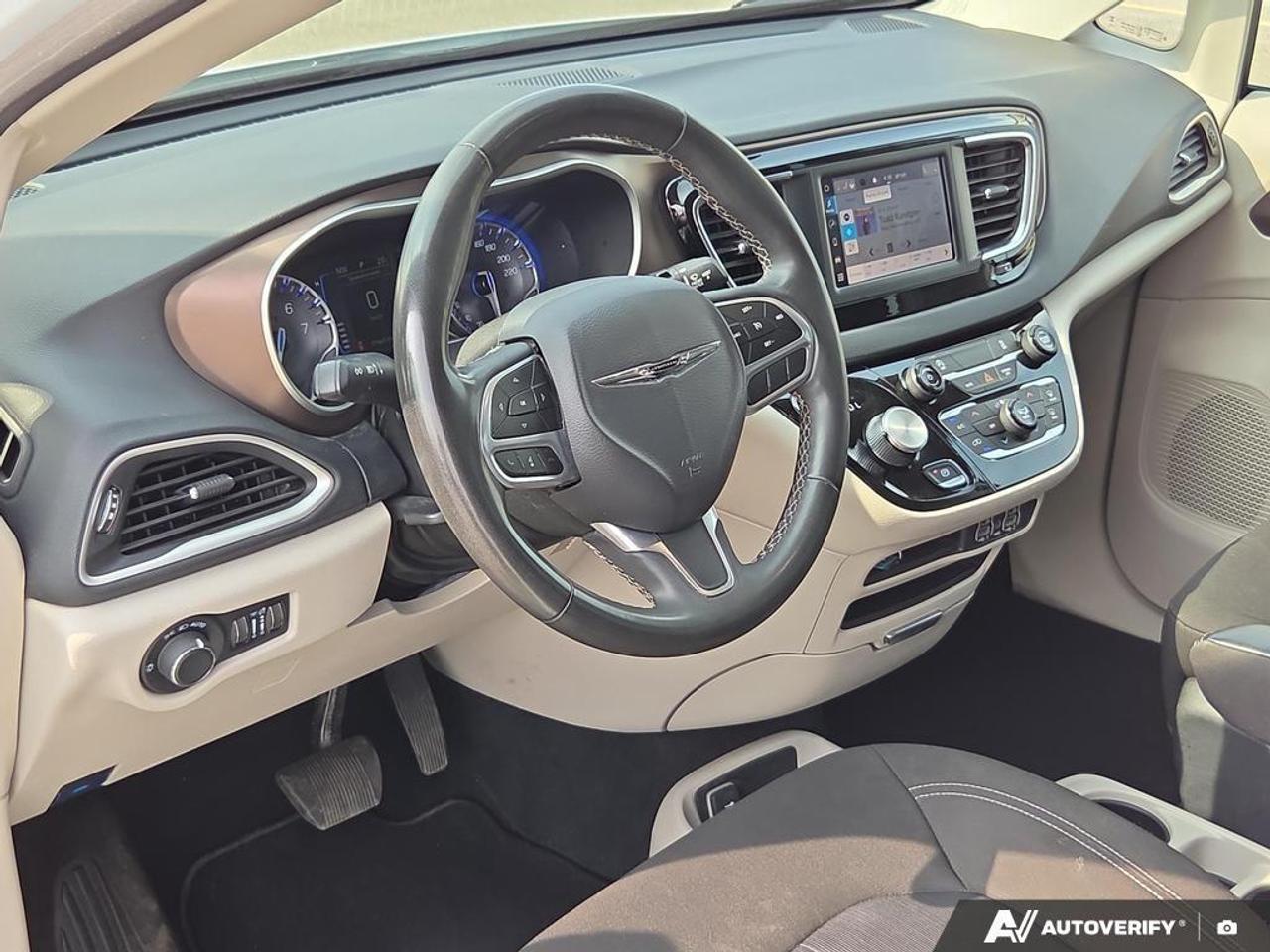 2023 Chrysler Grand Caravan SXT Apple CarPlay & Android Auto • Third-Row Seati Photo