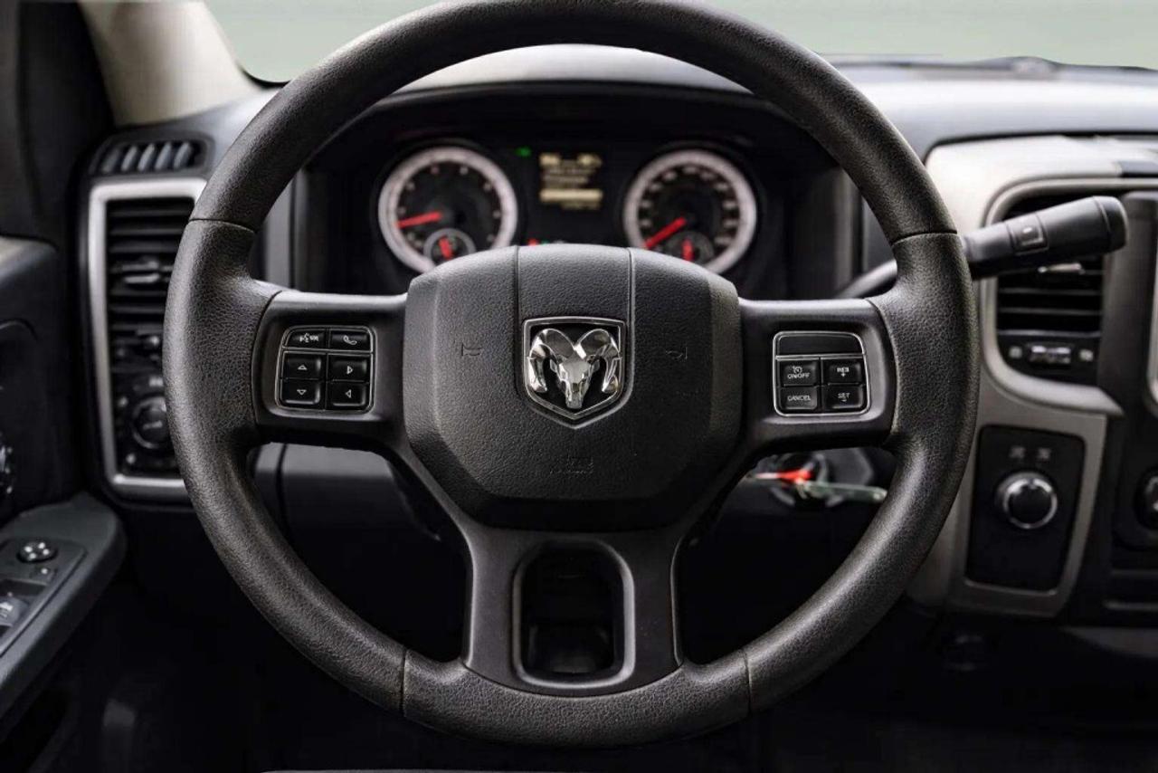 2017 RAM 1500 EXPRESS CREW CAB 4WD Photo