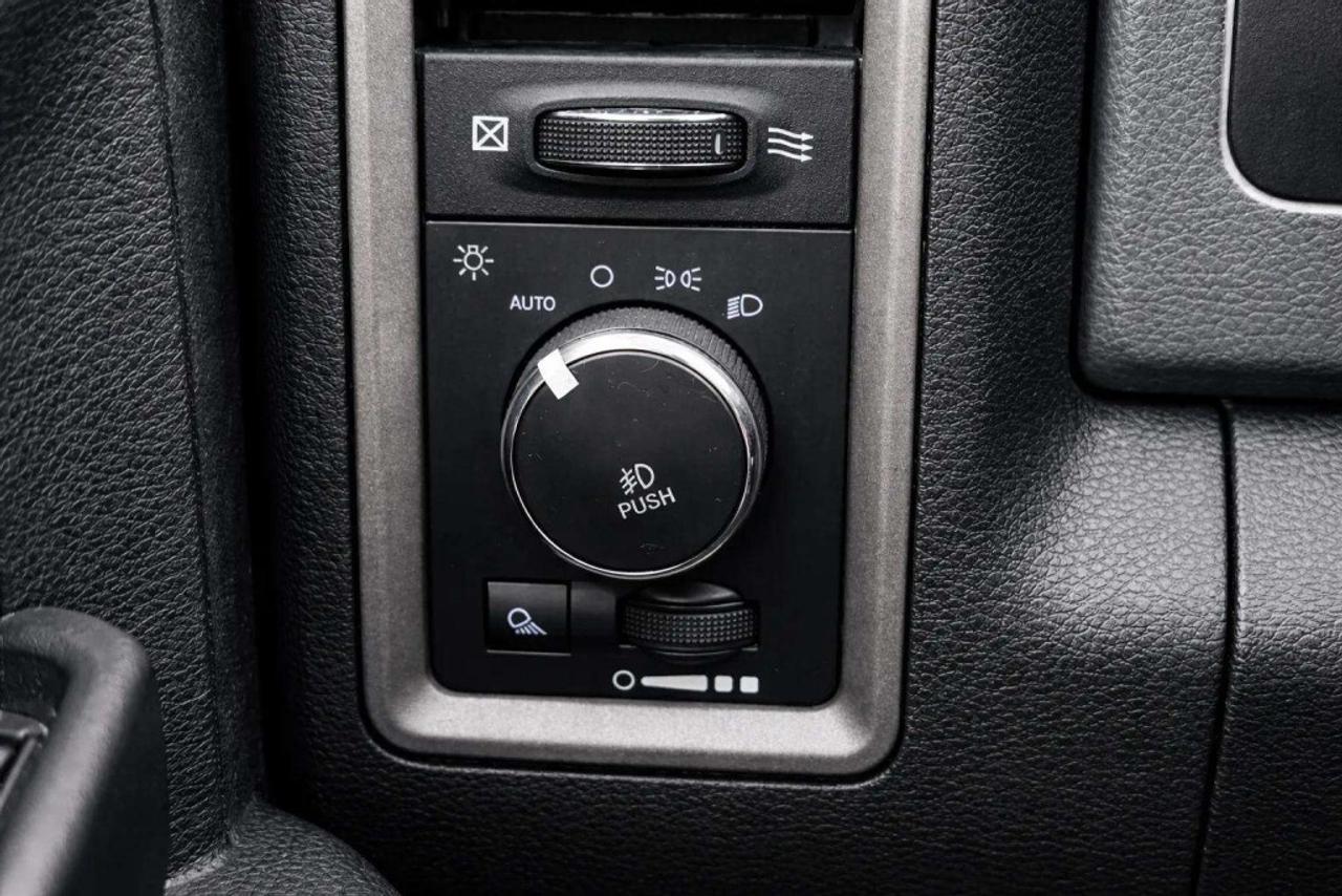 2017 RAM 1500 EXPRESS CREW CAB 4WD Photo
