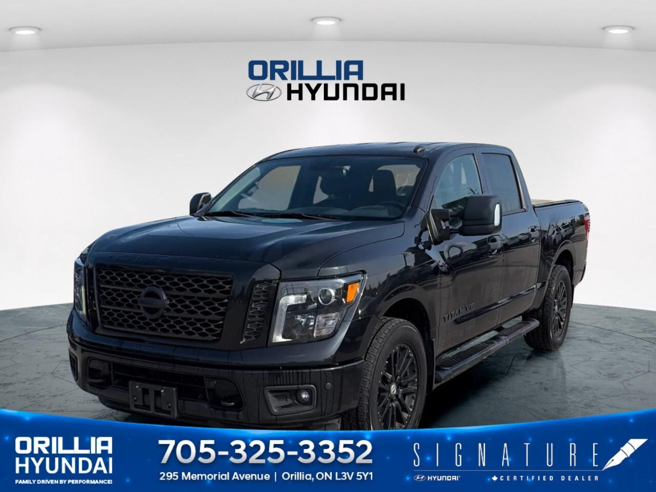 2019 Nissan Titan 4x4 Crew Cab SV Midnight Edition Photo0