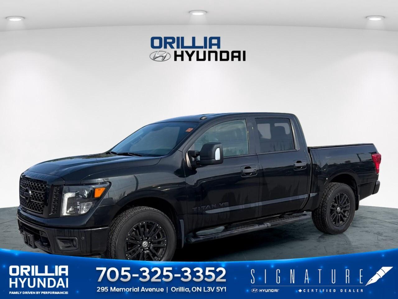 2019 Nissan Titan 4x4 Crew Cab SV Midnight Edition Photo