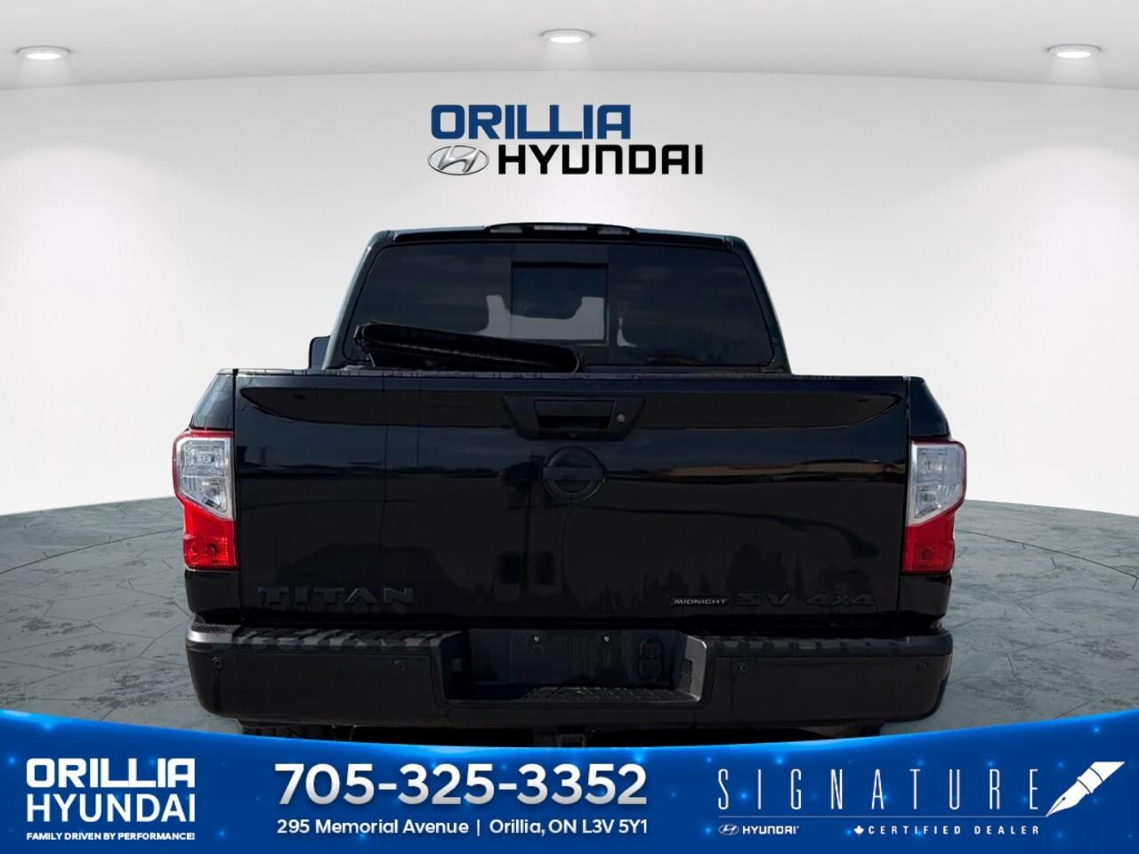2019 Nissan Titan 4x4 Crew Cab SV Midnight Edition Photo