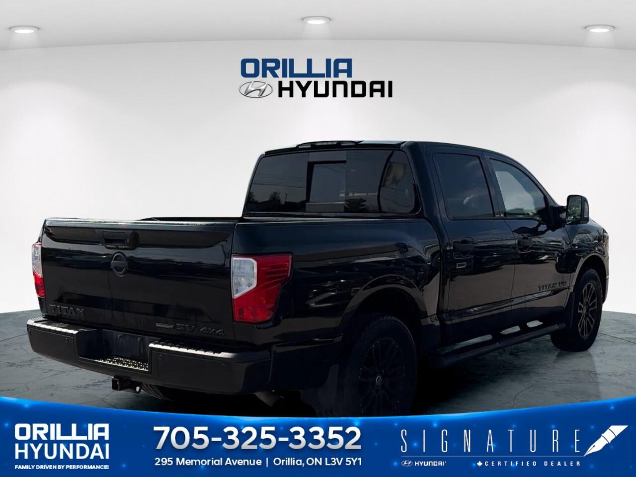 2019 Nissan Titan 4x4 Crew Cab SV Midnight Edition Photo