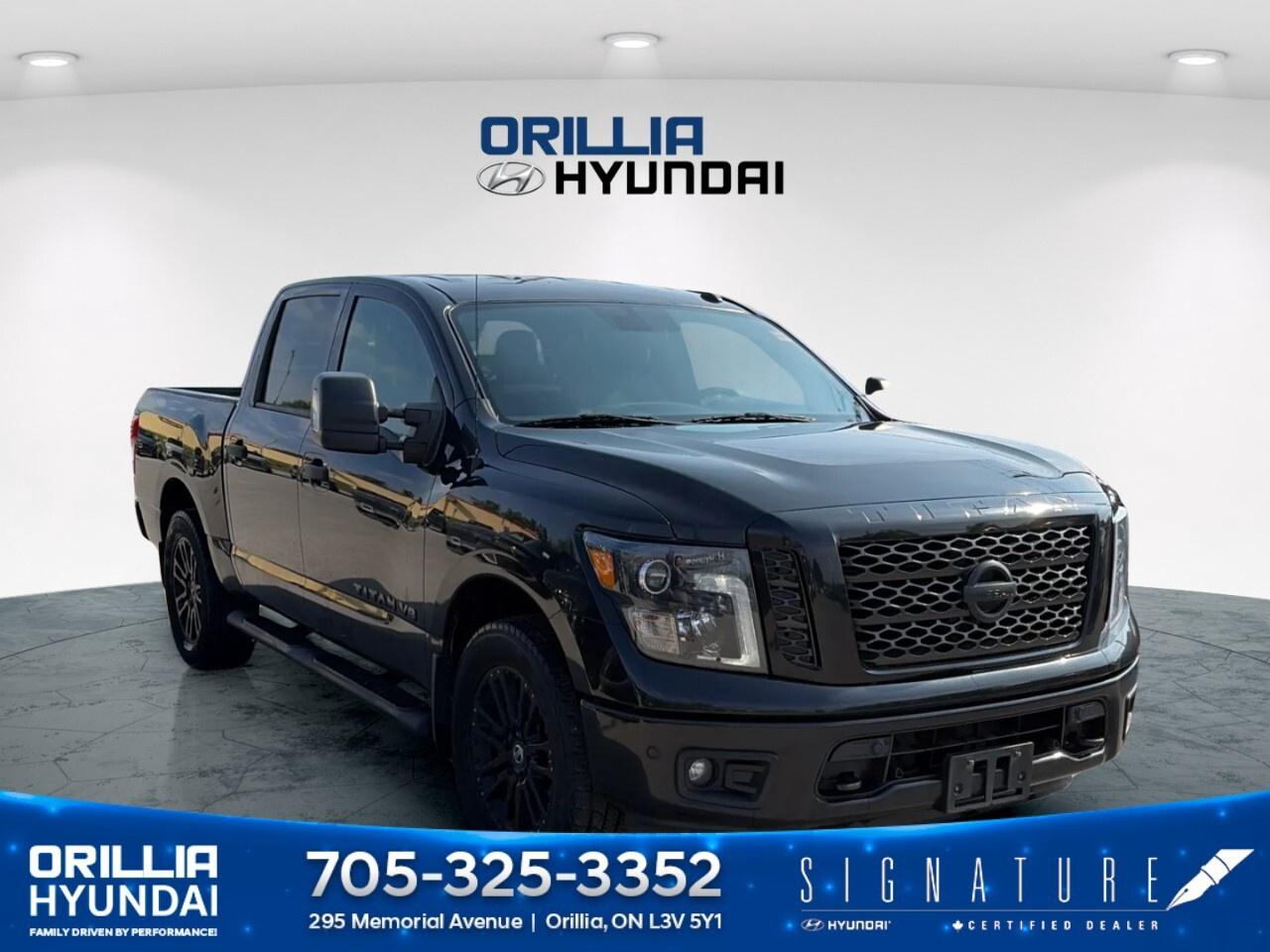 2019 Nissan Titan 4x4 Crew Cab SV Midnight Edition Photo