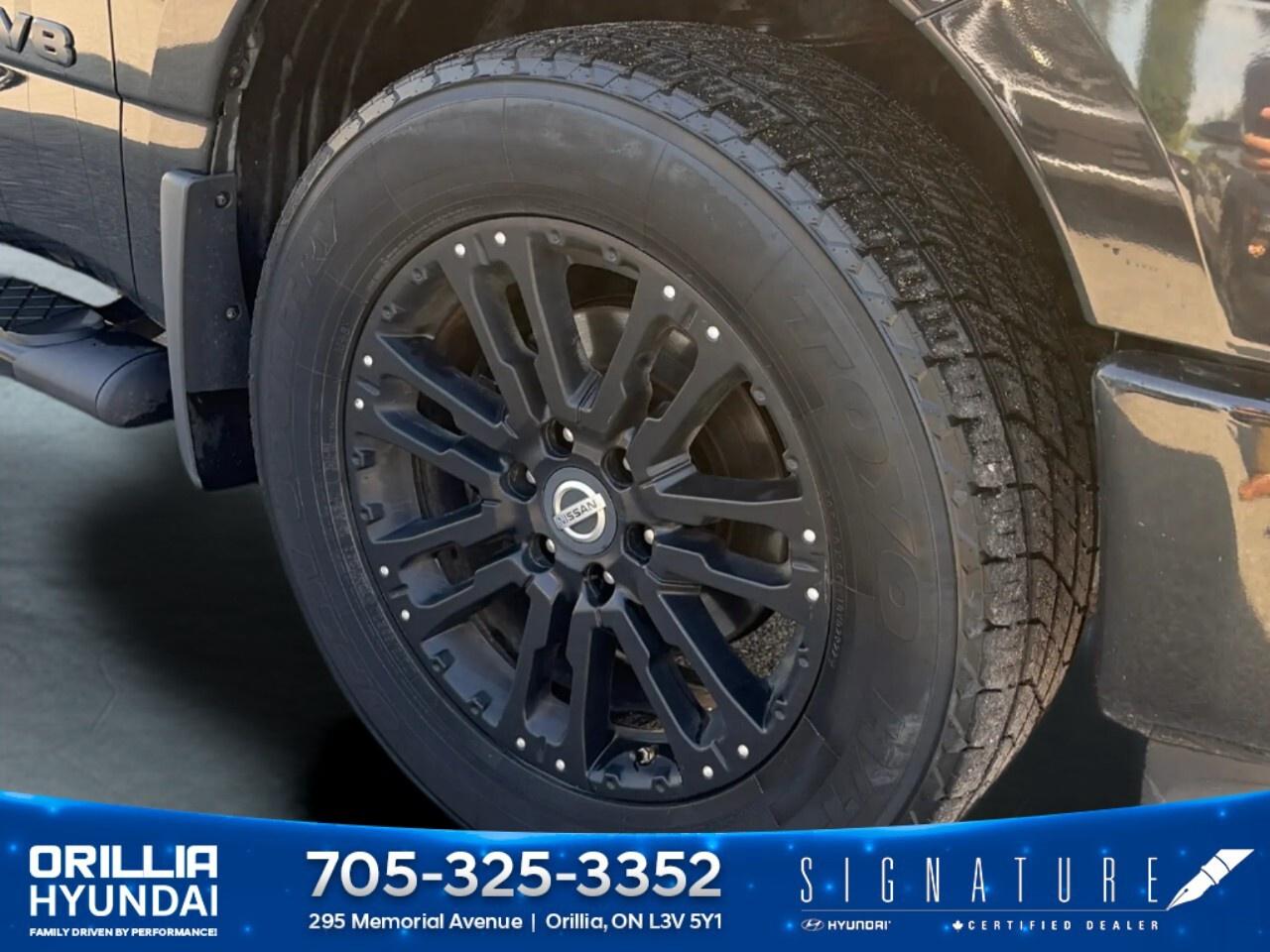 2019 Nissan Titan 4x4 Crew Cab SV Midnight Edition Photo