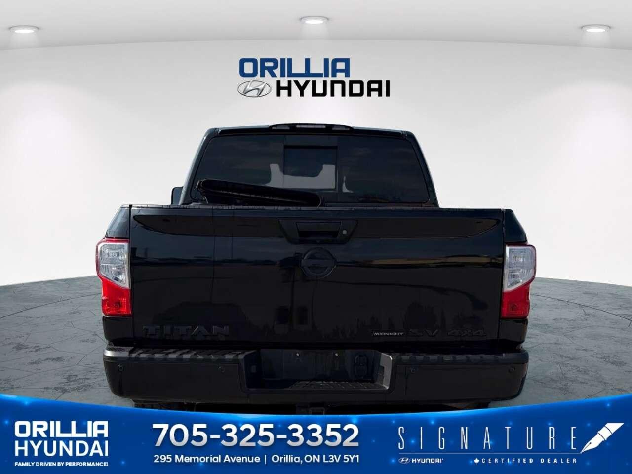 2019 Nissan Titan 4x4 Crew Cab SV Midnight Edition Photo