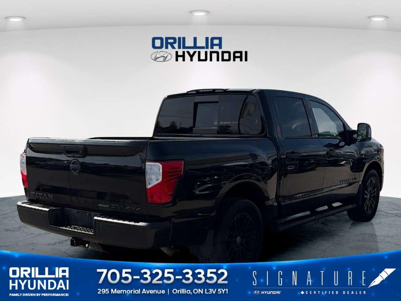 2019 Nissan Titan 4x4 Crew Cab SV Midnight Edition Photo