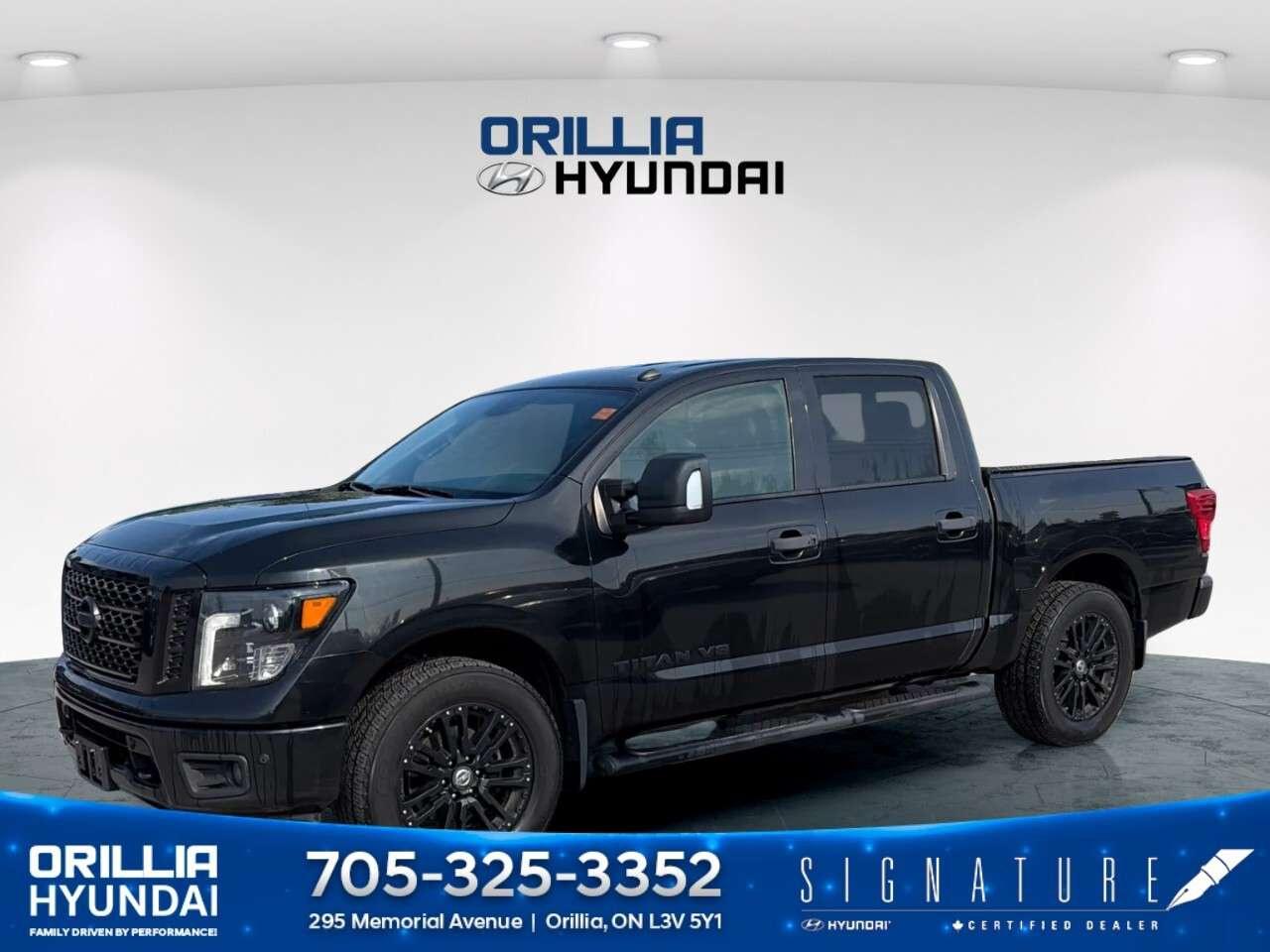 2019 Nissan Titan 4x4 Crew Cab SV Midnight Edition Photo