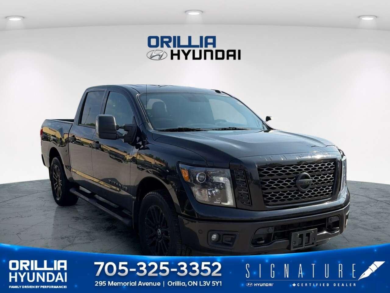 2019 Nissan Titan 4x4 Crew Cab SV Midnight Edition Photo