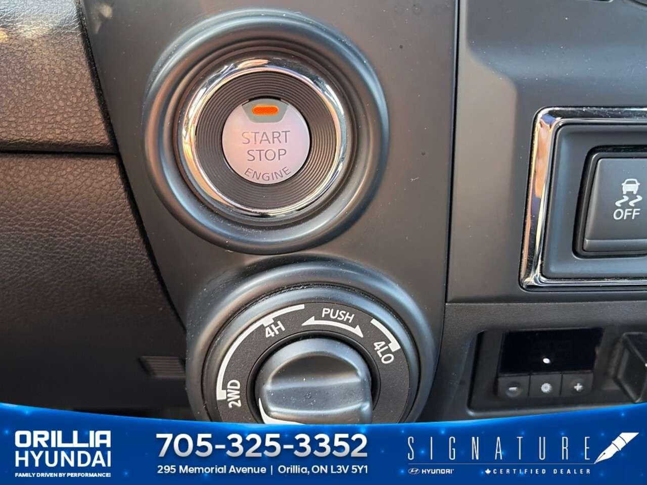 2019 Nissan Titan 4x4 Crew Cab SV Midnight Edition Photo