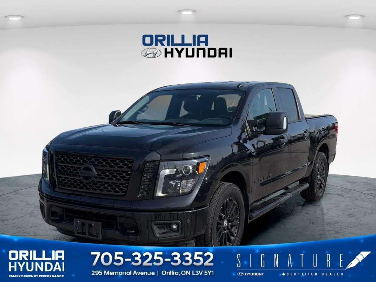 2019 Nissan Titan 4x4 Crew Cab SV Midnight Edition Photo
