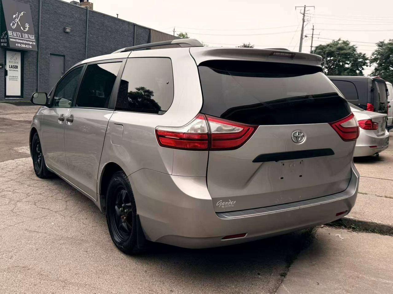 2015 Toyota Sienna 7Seats BackUpCamera Bluetooth CleanCarfax RmtStart Photo