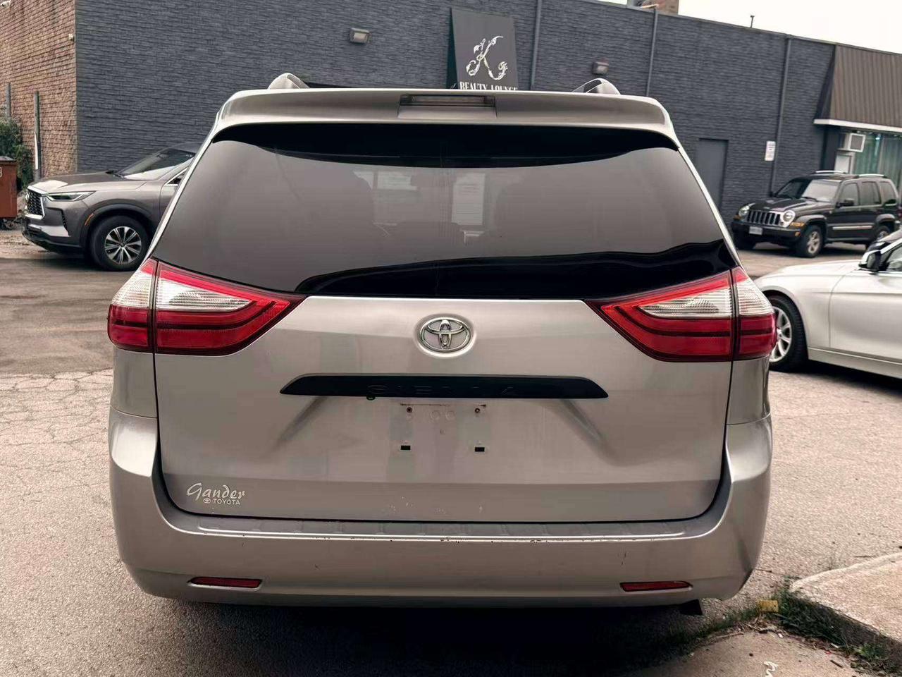2015 Toyota Sienna 7Seats BackUpCamera Bluetooth CleanCarfax RmtStart Photo