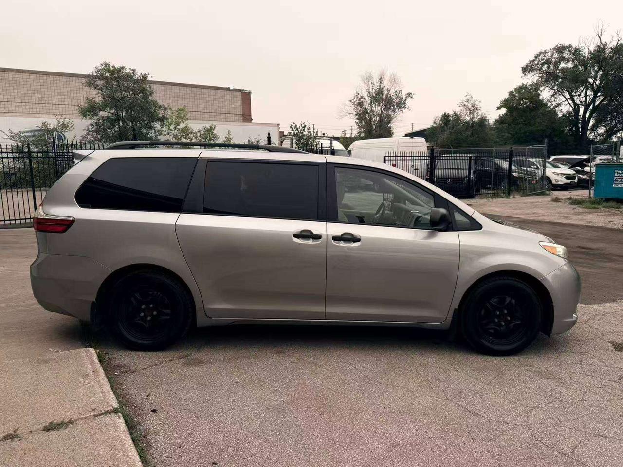 2015 Toyota Sienna 7Seats BackUpCamera Bluetooth CleanCarfax RmtStart Photo3