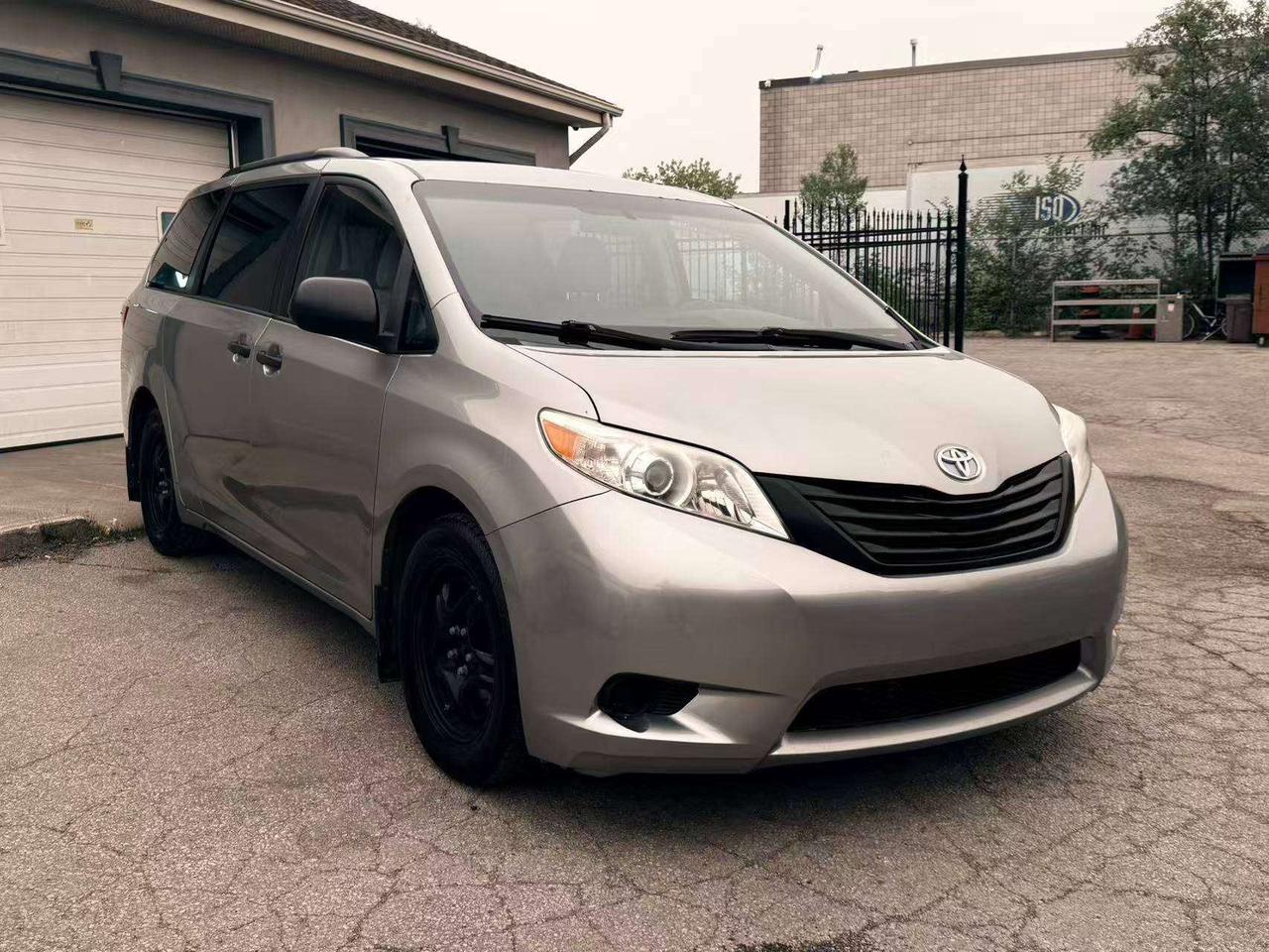 2015 Toyota Sienna 7Seats BackUpCamera Bluetooth CleanCarfax RmtStart Photo