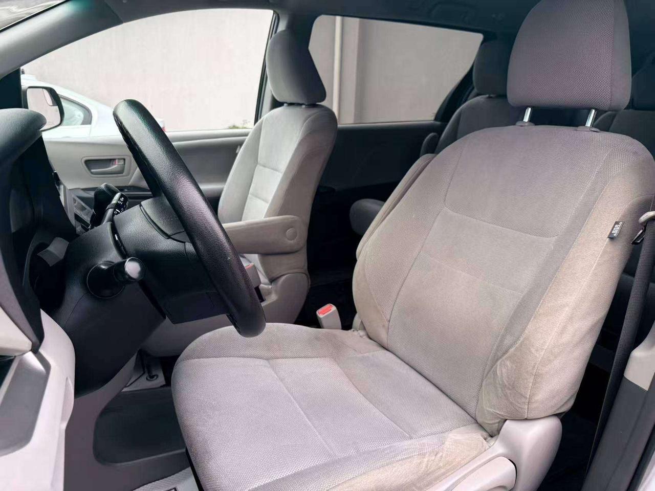 2015 Toyota Sienna 7Seats BackUpCamera Bluetooth CleanCarfax RmtStart Photo