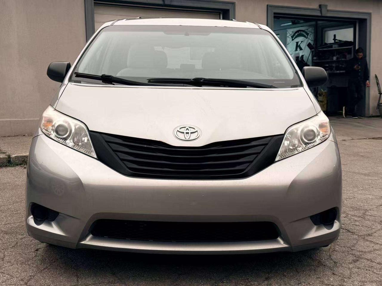 2015 Toyota Sienna 7Seats BackUpCamera Bluetooth CleanCarfax RmtStart Photo
