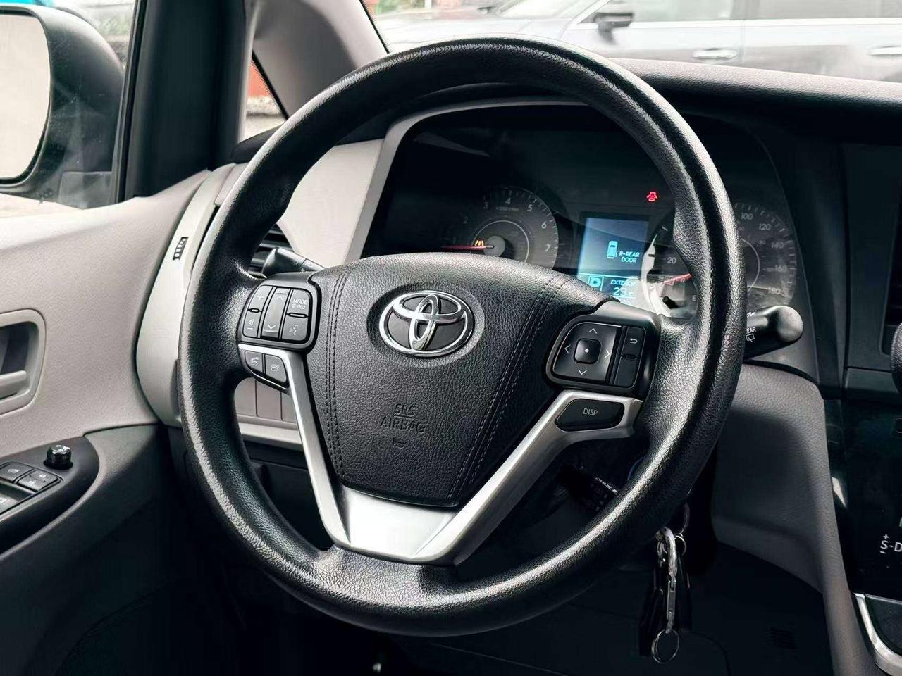 2015 Toyota Sienna 7Seats BackUpCamera Bluetooth CleanCarfax RmtStart Photo