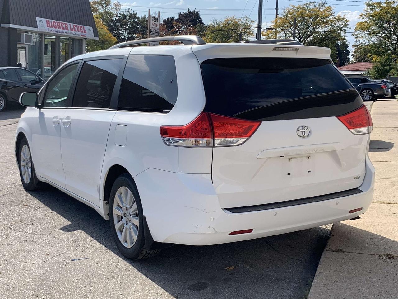 2012 Toyota Sienna 5dr V6 XLE 7-Pass   Captian Seat   Clean Carfax Photo2