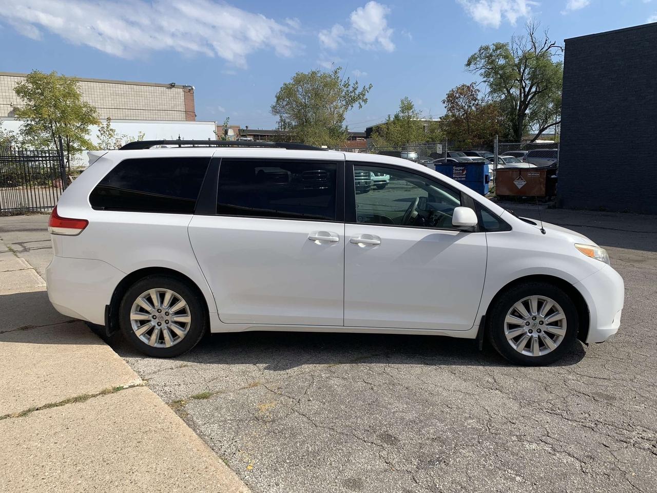 2012 Toyota Sienna 5dr V6 XLE 7-Pass   Captian Seat   Clean Carfax Photo4