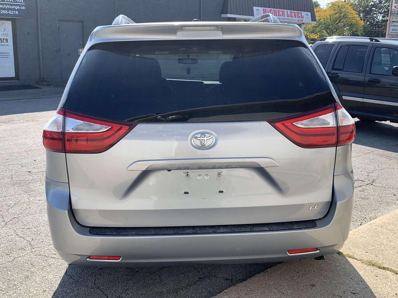 2017 Toyota Sienna 5dr LE 8-Pass   CleanCarfax PowerSIdeDoor BackCame Photo3