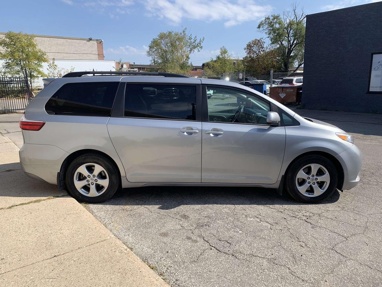 2017 Toyota Sienna 5dr LE 8-Pass   CleanCarfax PowerSIdeDoor BackCame Photo4