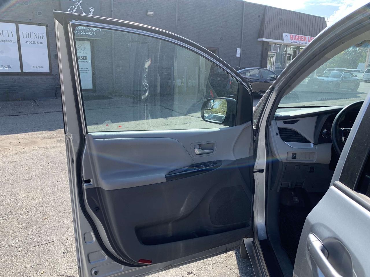 2017 Toyota Sienna 5dr LE 8-Pass   CleanCarfax PowerSIdeDoor BackCame Photo
