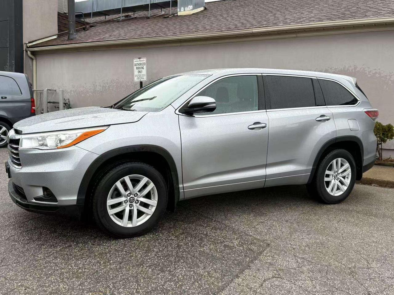 2016 Toyota Highlander 7 Seats  Back Up Camera Low Mileage  Bluetooth Photo3