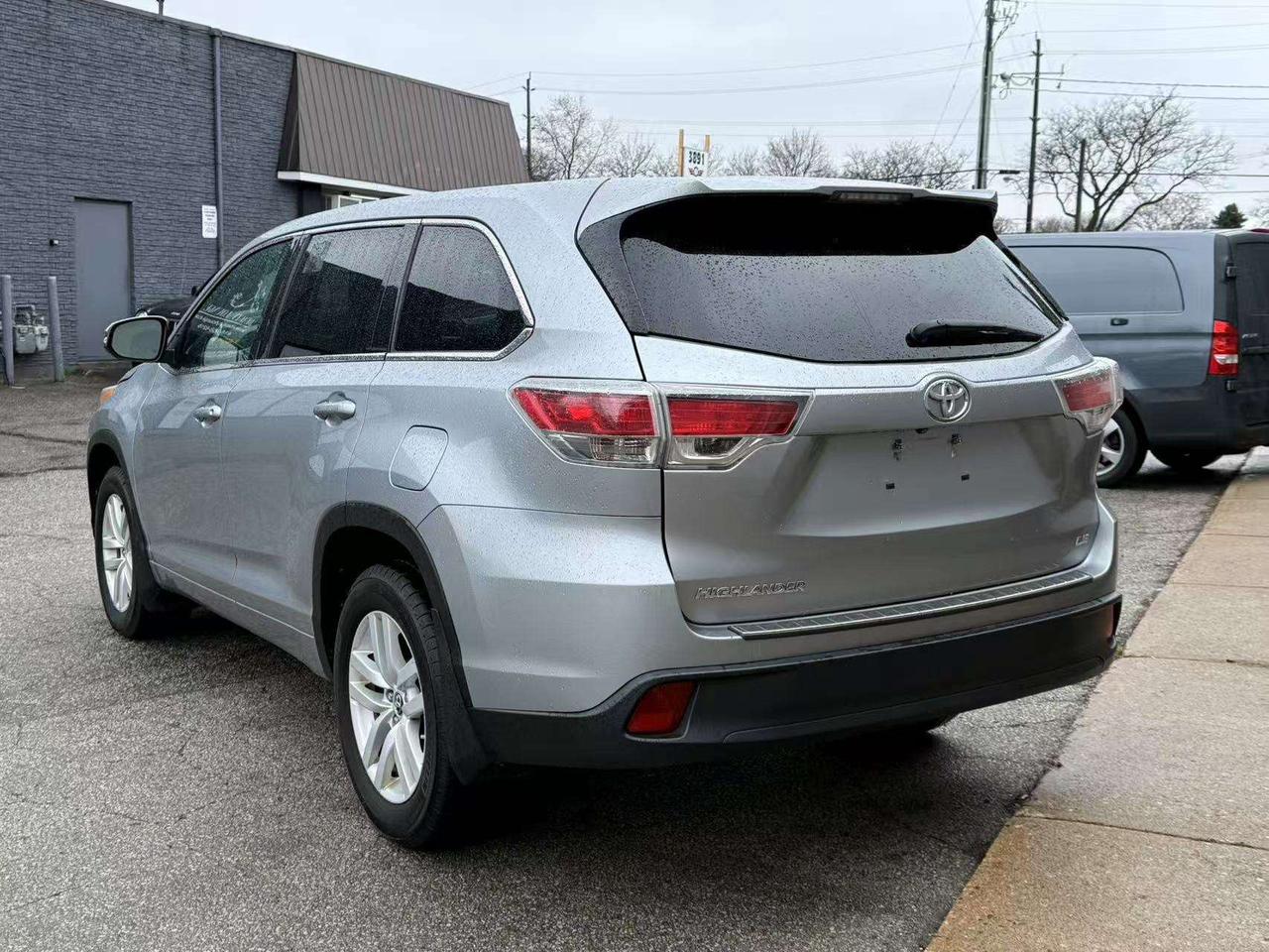 2016 Toyota Highlander 7 Seats  Back Up Camera Low Mileage  Bluetooth Photo1