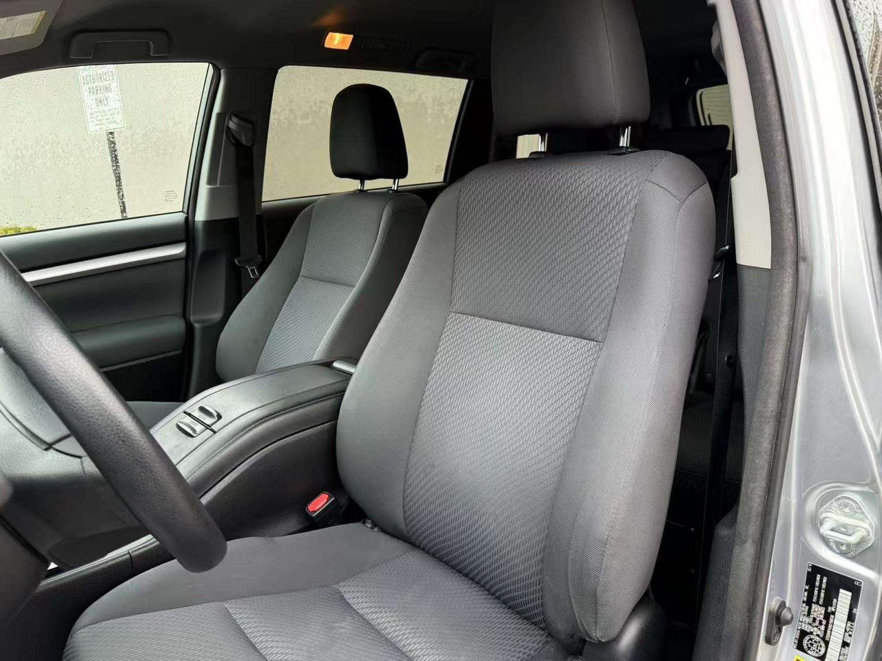 2016 Toyota Highlander 7 Seats  Back Up Camera Low Mileage  Bluetooth Photo