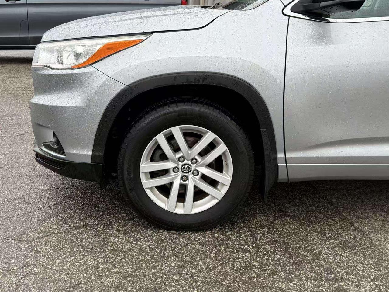 2016 Toyota Highlander 7 Seats  Back Up Camera Low Mileage  Bluetooth Photo