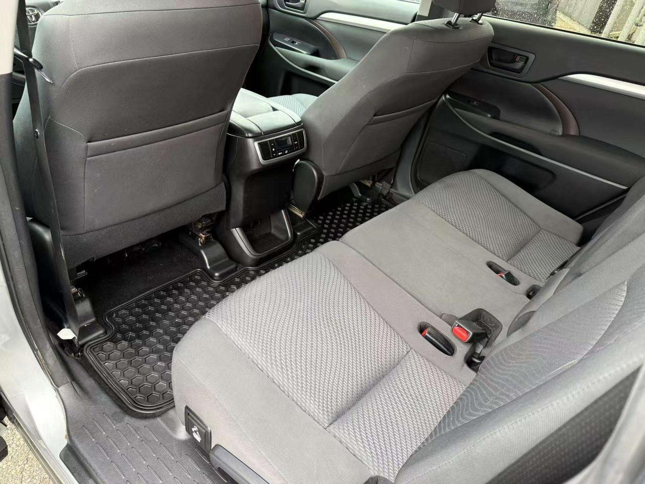 2016 Toyota Highlander 7 Seats  Back Up Camera Low Mileage  Bluetooth Photo