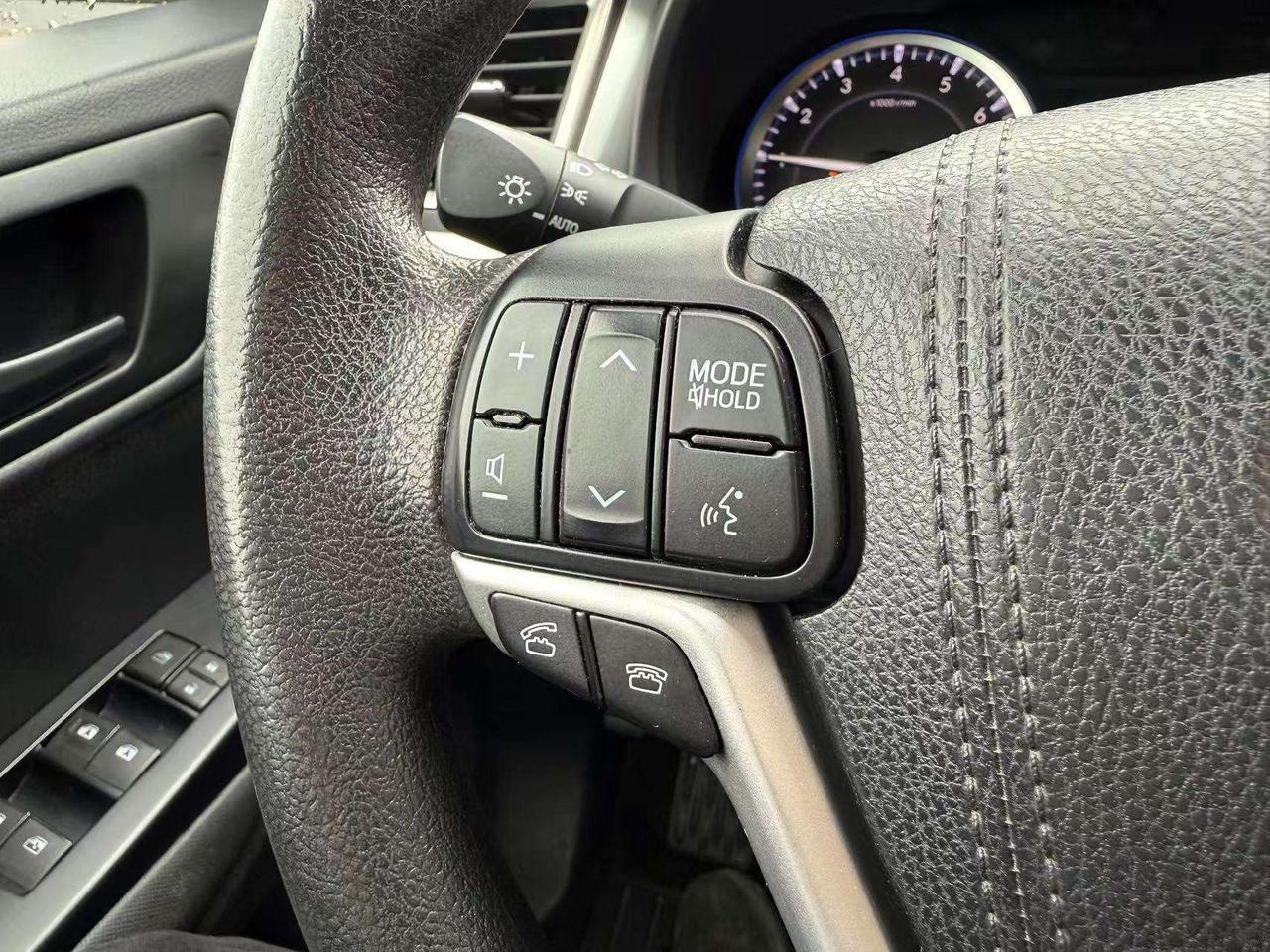 2016 Toyota Highlander 7 Seats  Back Up Camera Low Mileage  Bluetooth Photo