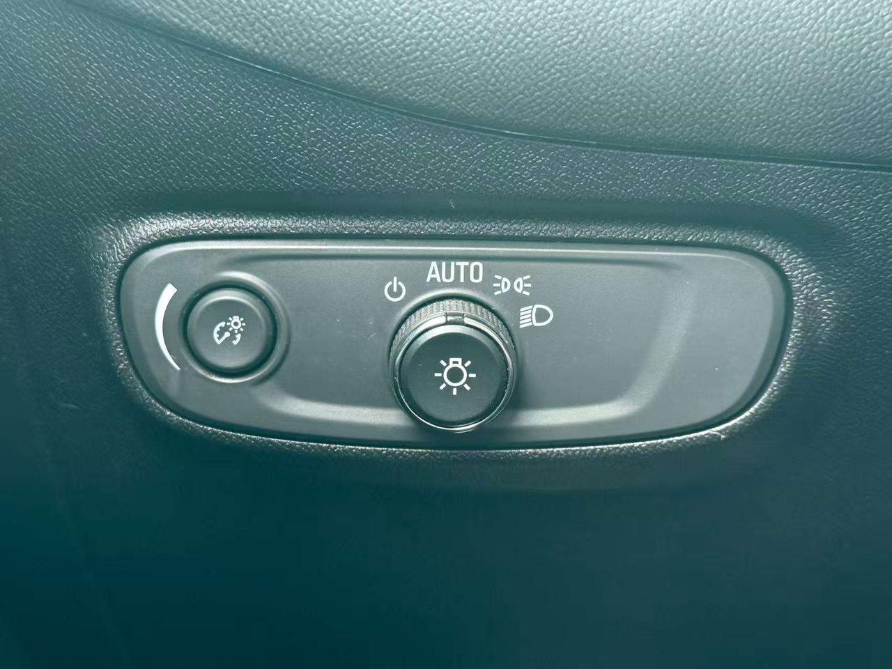 2018 Chevrolet Equinox AWD CleanCarfax LargeDisplay FullColorDash Panorof Photo