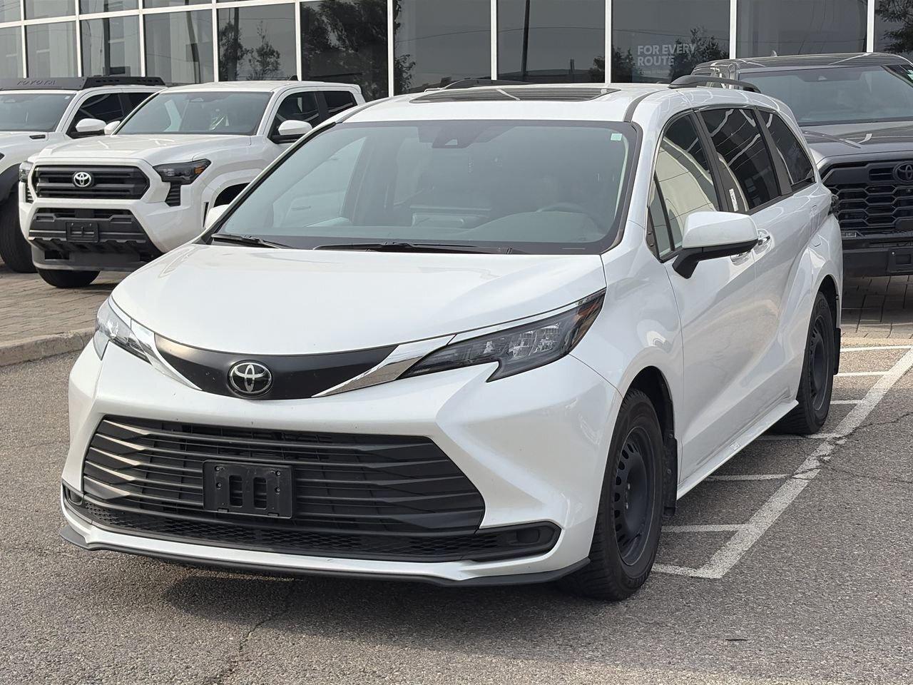 2026 Toyota Sienna Sienna XLE 8-Pass SOFTEX LEATHER   SUNROOF   HEAT Photo