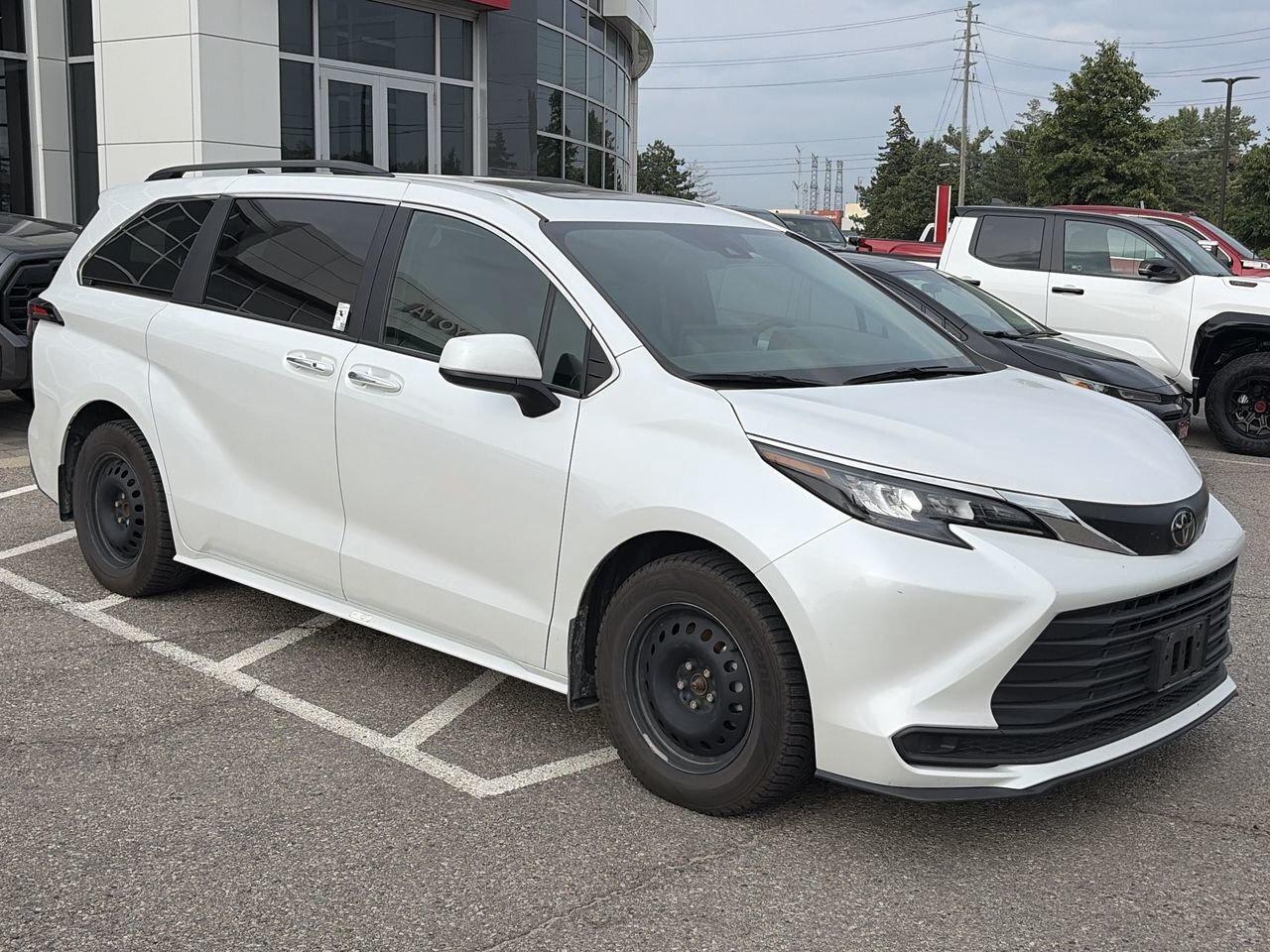 2026 Toyota Sienna Sienna XLE 8-Pass SOFTEX LEATHER   SUNROOF   HEAT Photo