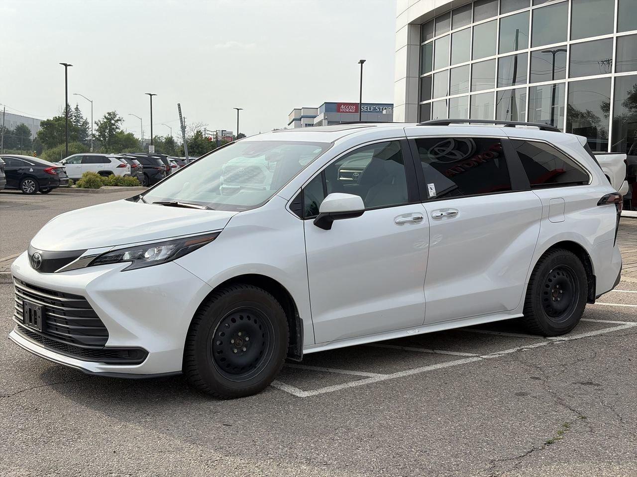 2026 Toyota Sienna Sienna XLE 8-Pass SOFTEX LEATHER   SUNROOF   HEAT Photo