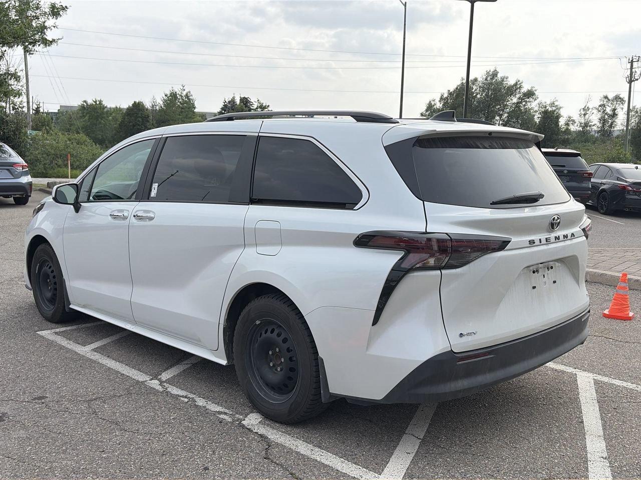 2026 Toyota Sienna Sienna XLE 8-Pass SOFTEX LEATHER   SUNROOF   HEAT Photo