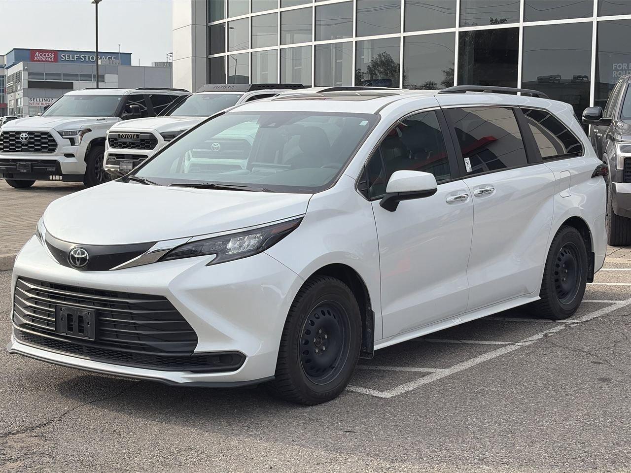 2026 Toyota Sienna Sienna XLE 8-Pass SOFTEX LEATHER   SUNROOF   HEAT Photo