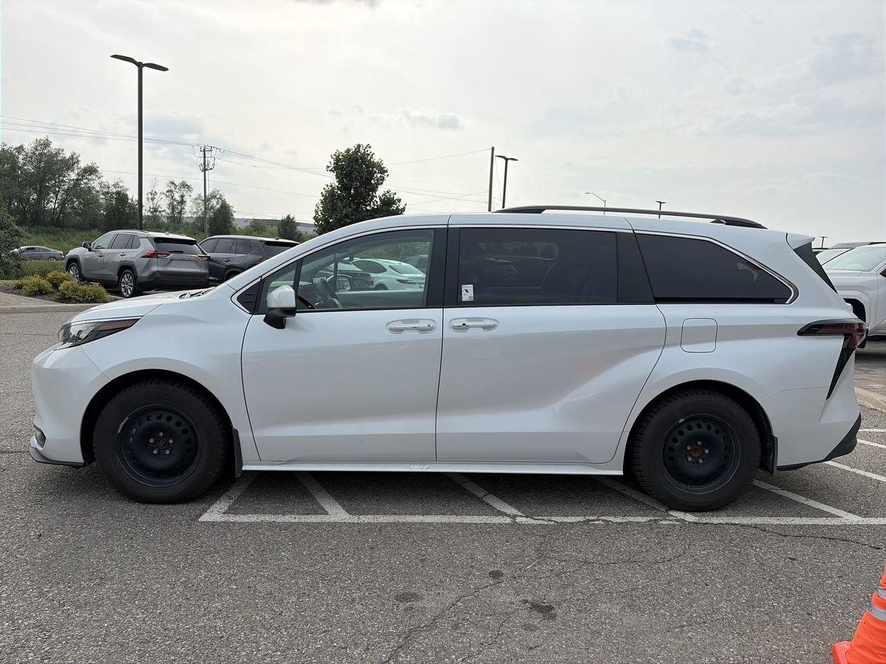 2026 Toyota Sienna Sienna XLE 8-Pass SOFTEX LEATHER   SUNROOF   HEAT Photo
