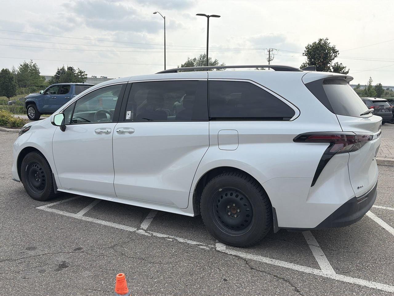 2026 Toyota Sienna Sienna XLE 8-Pass SOFTEX LEATHER   SUNROOF   HEAT Photo