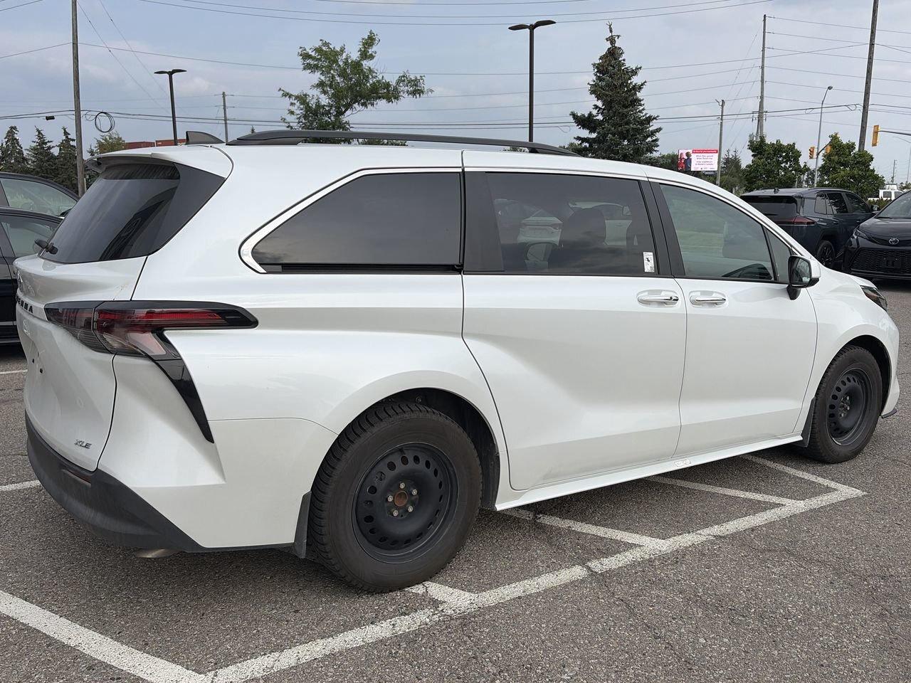 2026 Toyota Sienna Sienna XLE 8-Pass SOFTEX LEATHER   SUNROOF   HEAT Photo