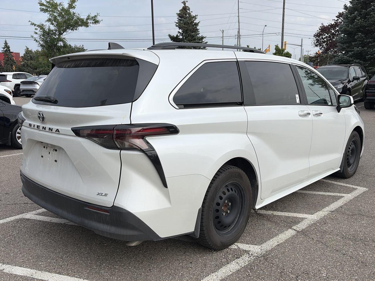 2026 Toyota Sienna Sienna XLE 8-Pass SOFTEX LEATHER   SUNROOF   HEAT Photo