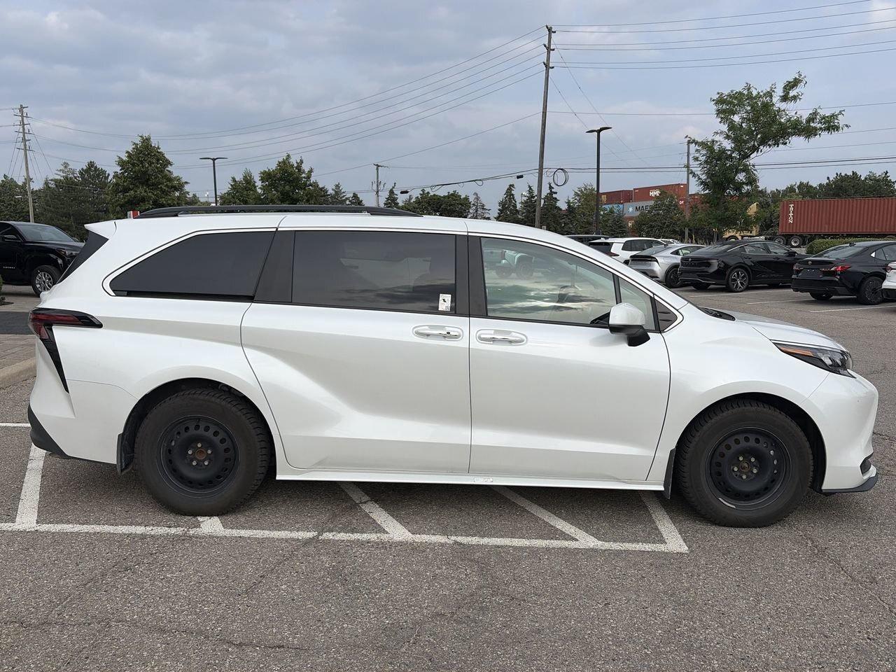 2026 Toyota Sienna Sienna XLE 8-Pass SOFTEX LEATHER   SUNROOF   HEAT Photo