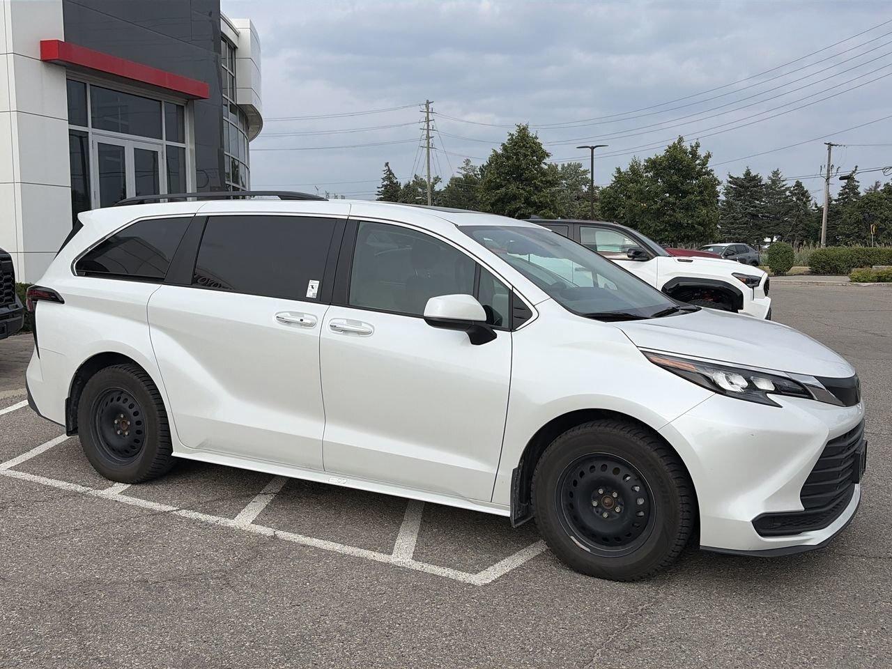 2026 Toyota Sienna Sienna XLE 8-Pass SOFTEX LEATHER   SUNROOF   HEAT Photo