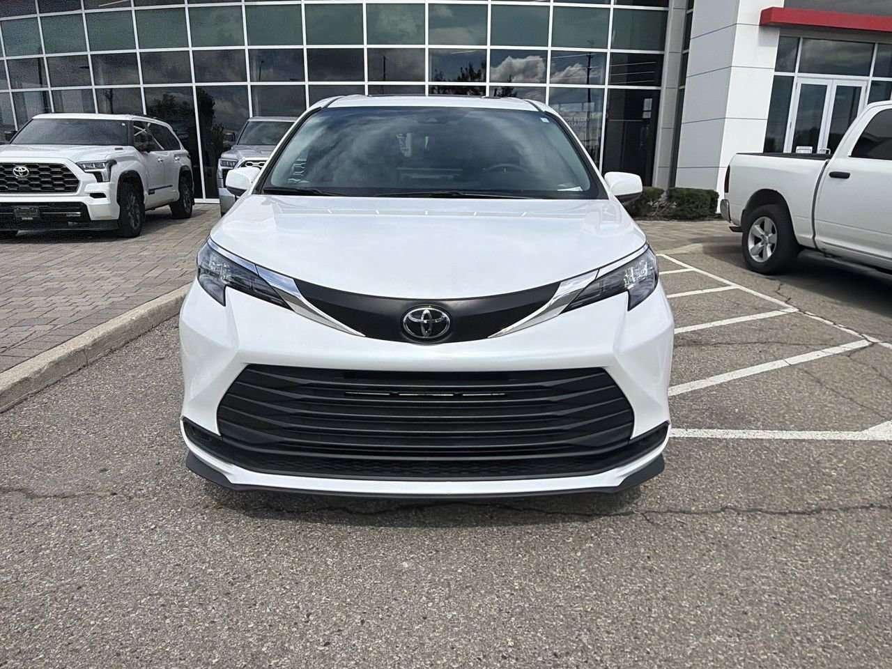 2026 Toyota Sienna Sienna XLE 8-Pass  FINANCED PRICE ADVERTISED  SOFTEX LEATHER   SUNROOF     DRIVER AUTO SEAT ADJUST   HEAT SEATS Photo3